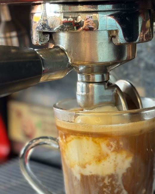Espresso saindo da máquina sobre o gelato do affogato