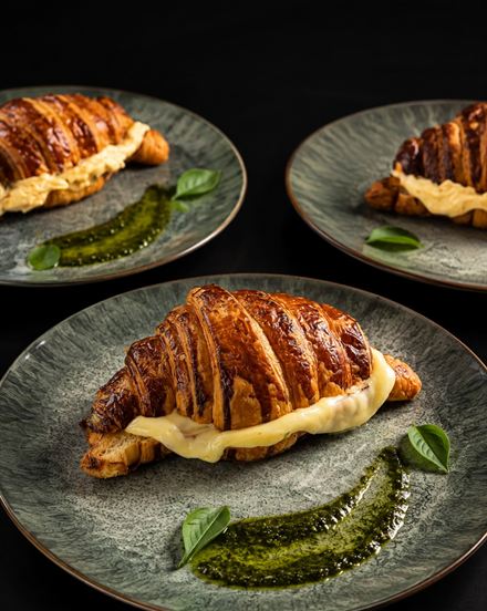 Croissants recheados servidos na Alitti