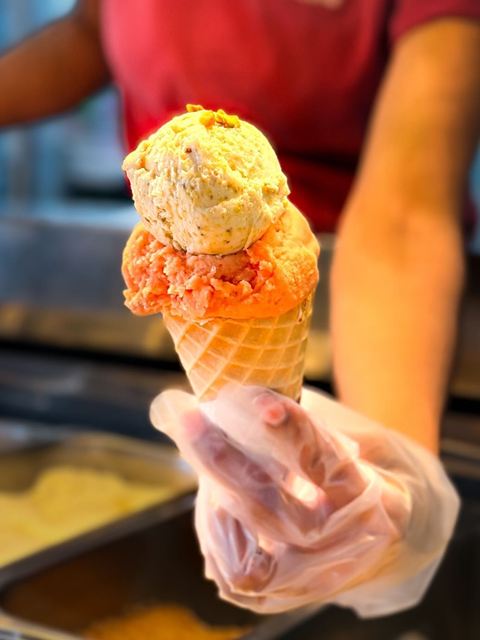 Casquinha com três bolas de gelato servida na Alitti